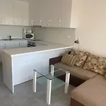 Beachfront, 2 Bed With Sea Views Apartman Elenite