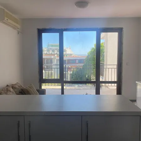 Beachfront, 2 Bed With Sea Views Apartman *