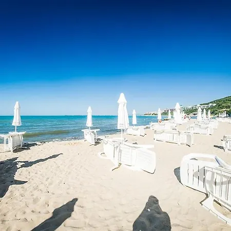 Beachfront, 2 Bed With Sea Views Apartman *