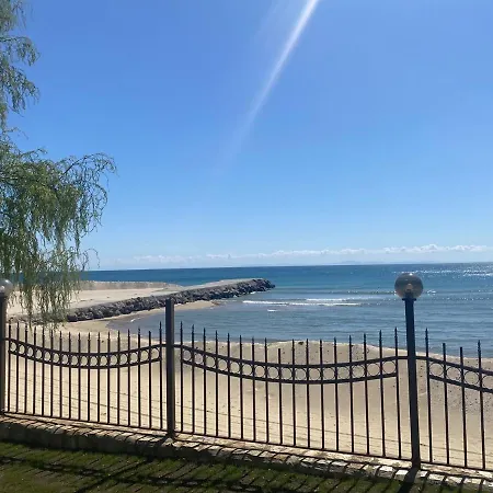Apartman Beachfront, 2 Bed With Sea Views