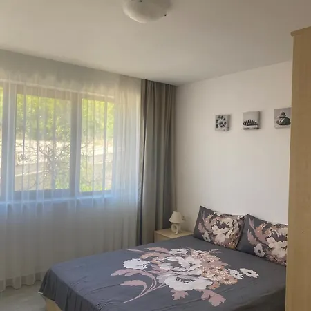 Beachfront, 2 Bed With Sea Views Apartman *