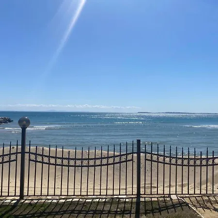 Apartman Beachfront, 2 Bed With Sea Views